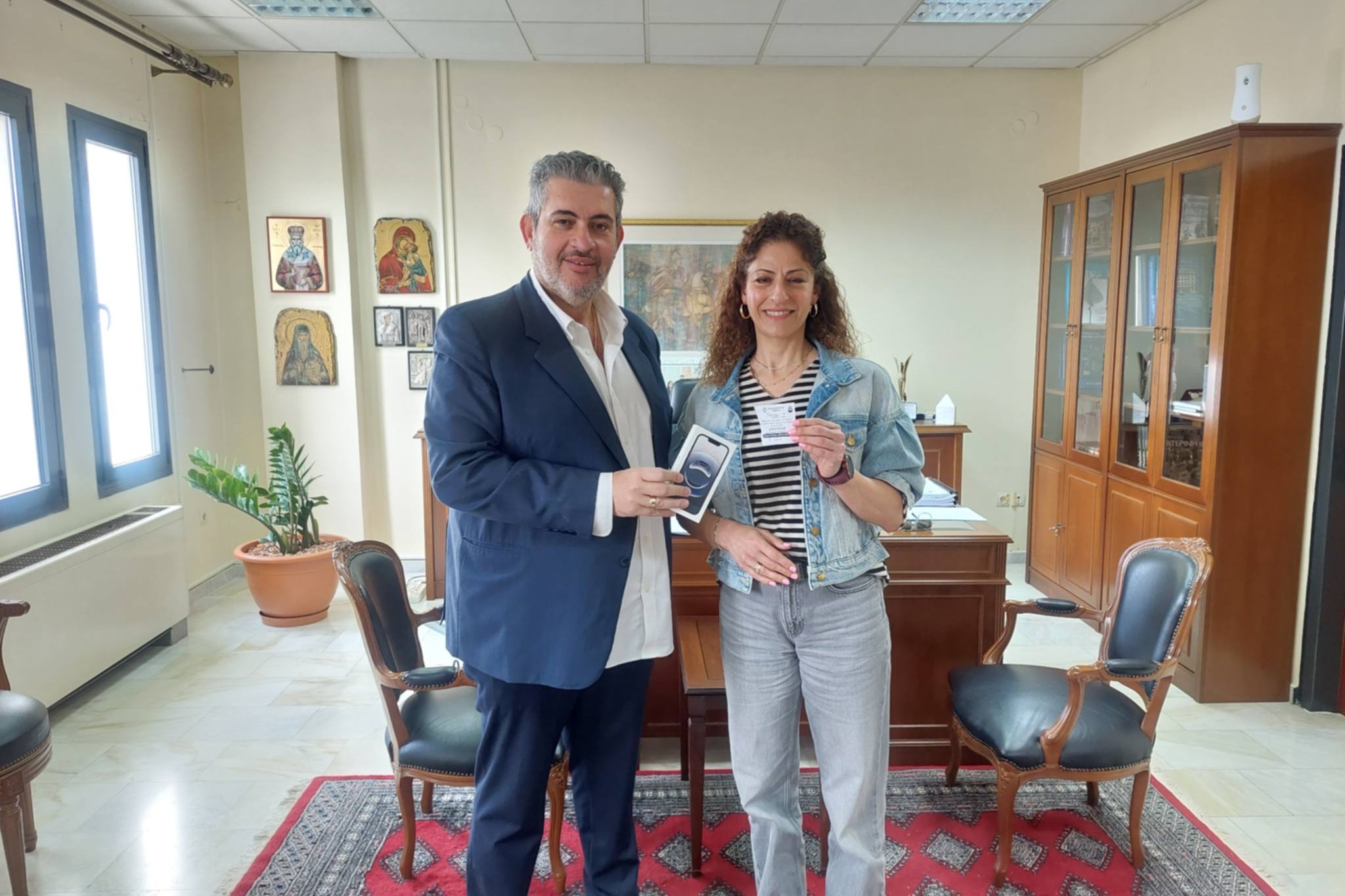 1 Όλγα Αμβροσιάδου κινητό τηλέφωνο Apple iPhone λαχνός Νο 34344